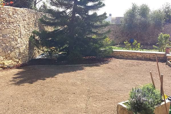 Urla İzmir bahçe düzenleme çim hazırlığı