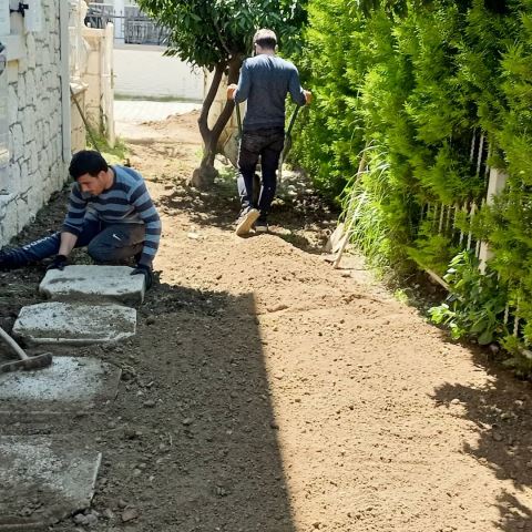 Urla İzmir bahçe peyzaj hazır rulo çim serimi